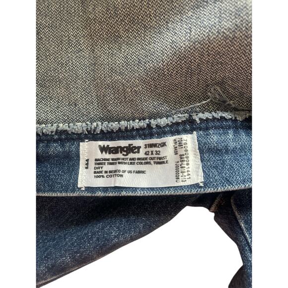 Wrangler  Blue‎ Denim  Relaxed Men's 42x32 Jeans - Picture 5 of 15